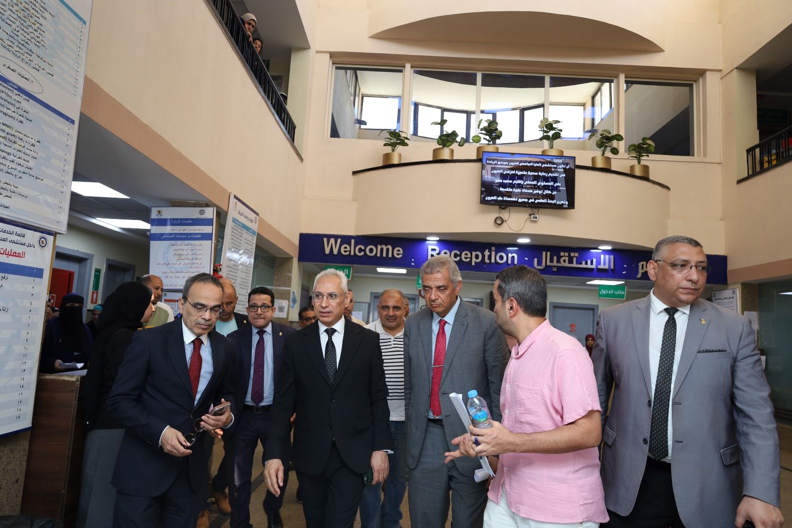 رئيس جامعة المنيا يلتقي الأطقم الطبية بمستشفيي الكبد والعيون استعدادًا لزيارة لجان الاعتماد والرقابة الصحية - الخليج الان