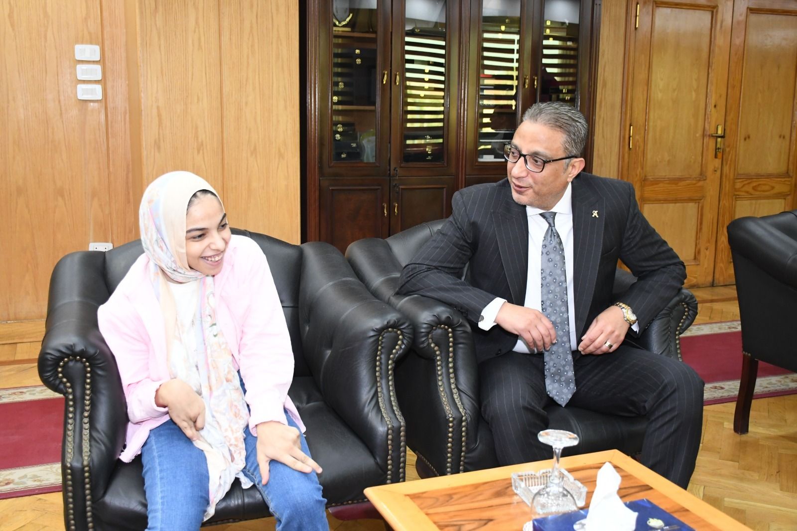 محافظ الفيوم خلال تكريمه إحدى الطالبات المتفوقات بالثانوية العامة: المحافظة حريصة على رعاية ذوي الهمم - الخليج الان