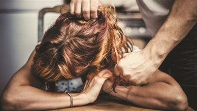 القبض على 3 شباب بتهمة الاعتداء على فتاة معاقة ذهنيا داخل شقة في العجوزة - الخليج الان