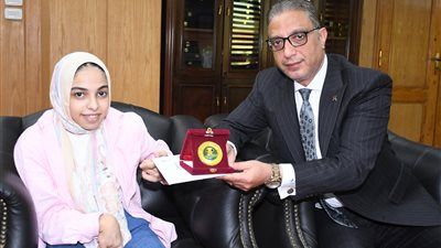 محافظ الفيوم خلال تكريمه إحدى الطالبات المتفوقات بالثانوية العامة: المحافظة حريصة على رعاية ذوي الهمم - الخليج الان