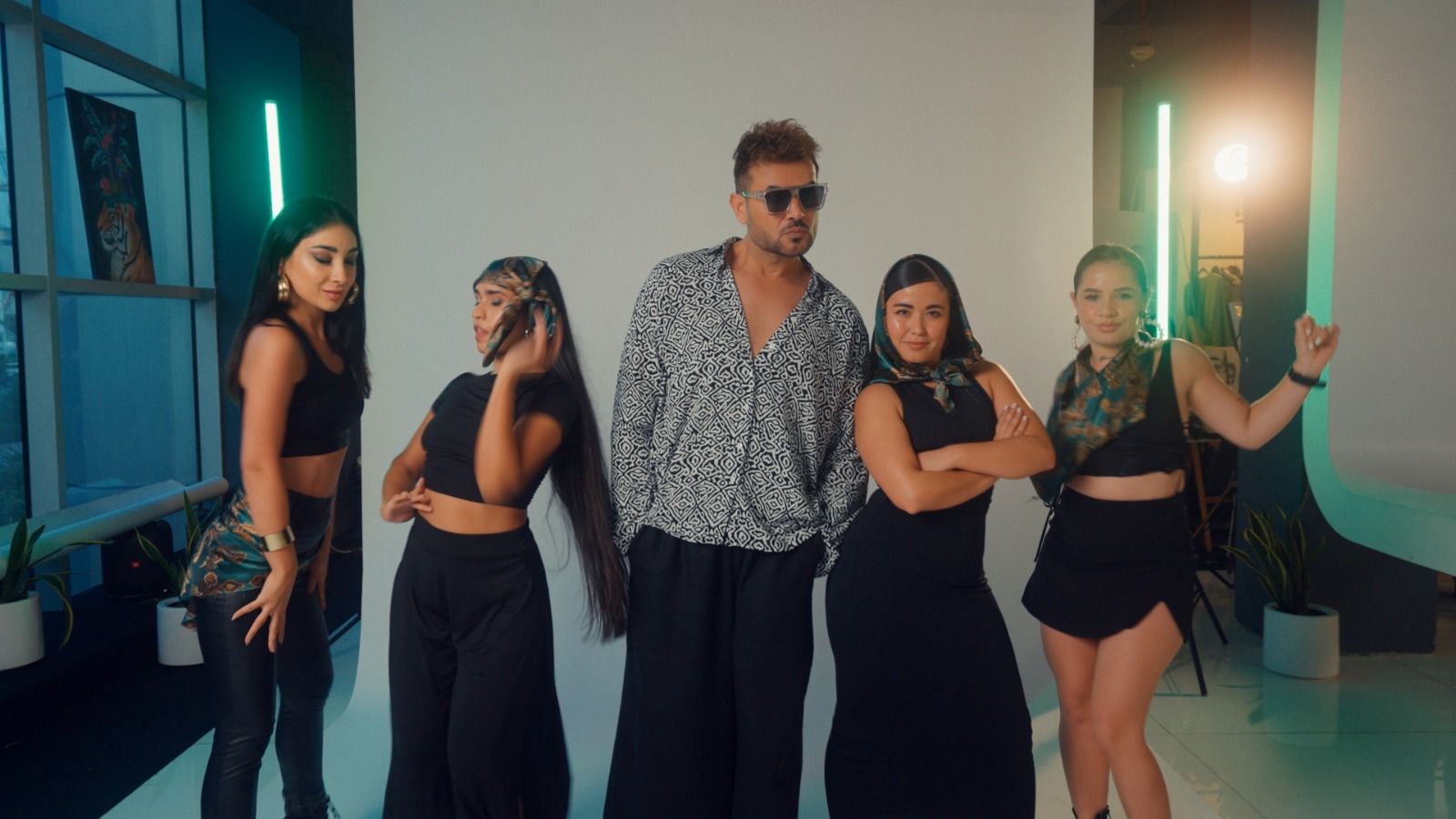 ساموزين يطرح أغنية باب وخبط ويعود إلى الإخراج بعد غياب 15 عاما - الخليج الان