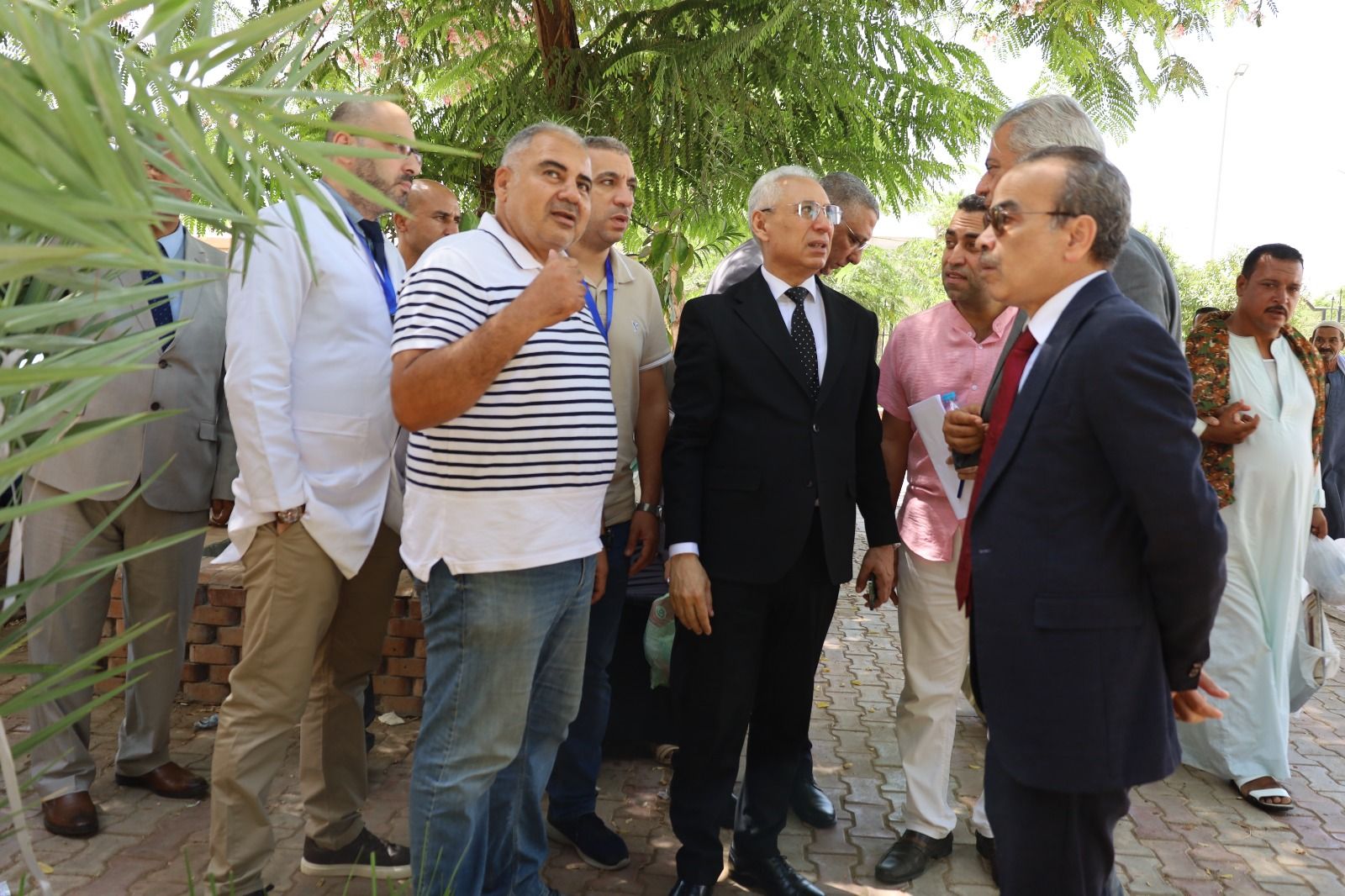 رئيس جامعة المنيا يلتقي الأطقم الطبية بمستشفيي الكبد والعيون استعدادًا لزيارة لجان الاعتماد والرقابة الصحية - الخليج الان
