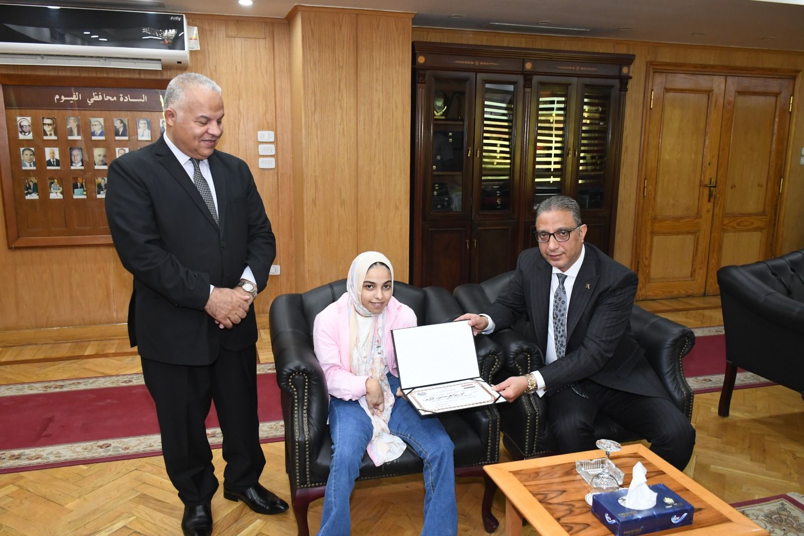 محافظ الفيوم خلال تكريمه إحدى الطالبات المتفوقات بالثانوية العامة: المحافظة حريصة على رعاية ذوي الهمم - الخليج الان