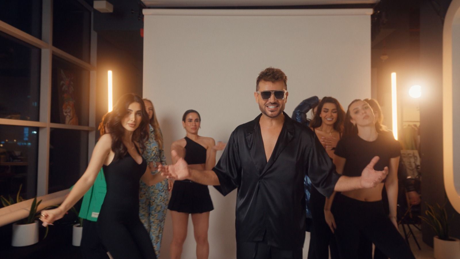 ساموزين يطرح أغنية باب وخبط ويعود إلى الإخراج بعد غياب 15 عاما - الخليج الان