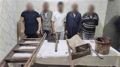 ضبط 5 أشخاص أثناء التنقيب عن الآثار داخل ورشة بمنطقة الحدائق بالقاهرة - الخليج الان