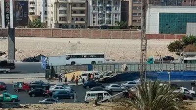 سيارة ميكروباص تصطدم بحاجز الأتوبيس الترددي أعلى الطريق الدائري - الخليج الان