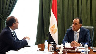 رئيس الوزراء يُتابع مع وزير المالية موقف سداد المستحقات المتأخرة للمصدرين - الخليج الان