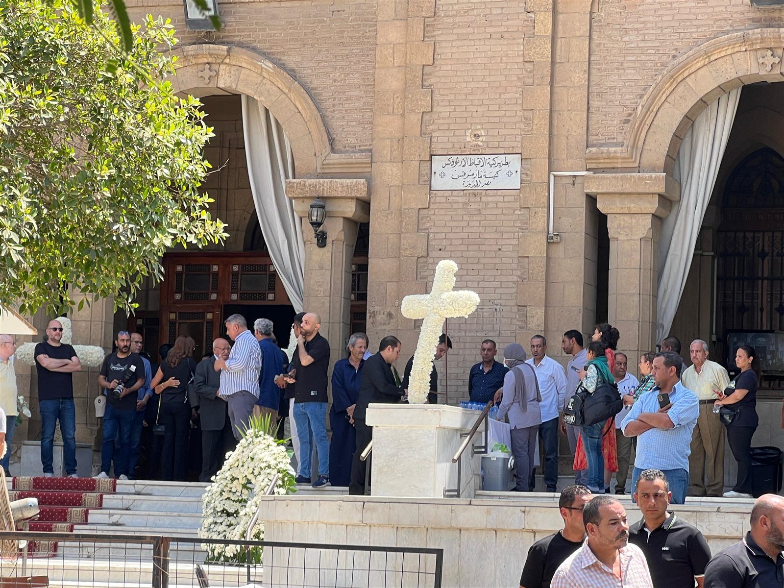 خروج جثمان لطفي لبيب من المستشفى استعدادا لصلاة الجنازة عليه وأسرته تستقبله بالورود - الخليج الان