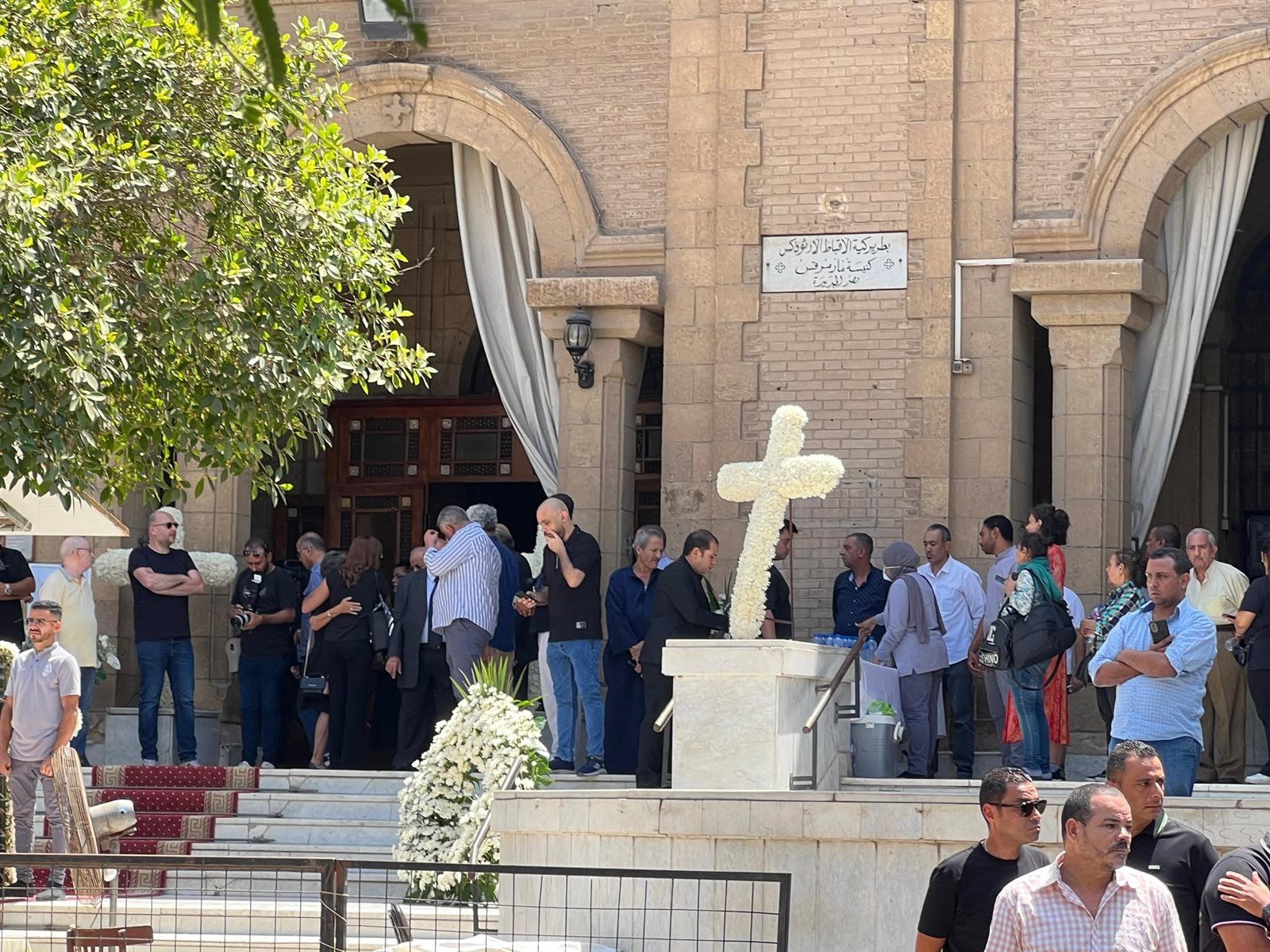 خروج جثمان لطفي لبيب من المستشفى استعدادا لصلاة الجنازة عليه وأسرته تستقبله بالورود - الخليج الان