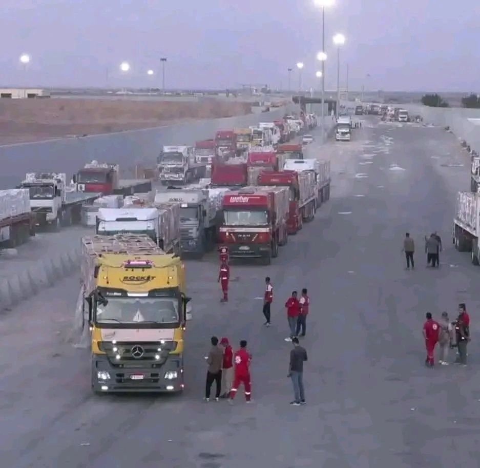 القاهرة الإخبارية: دخول أفواج قافلة المساعدات الإنسانية الخامسة إلى قطاع غزة - فيديو - الخليج الان