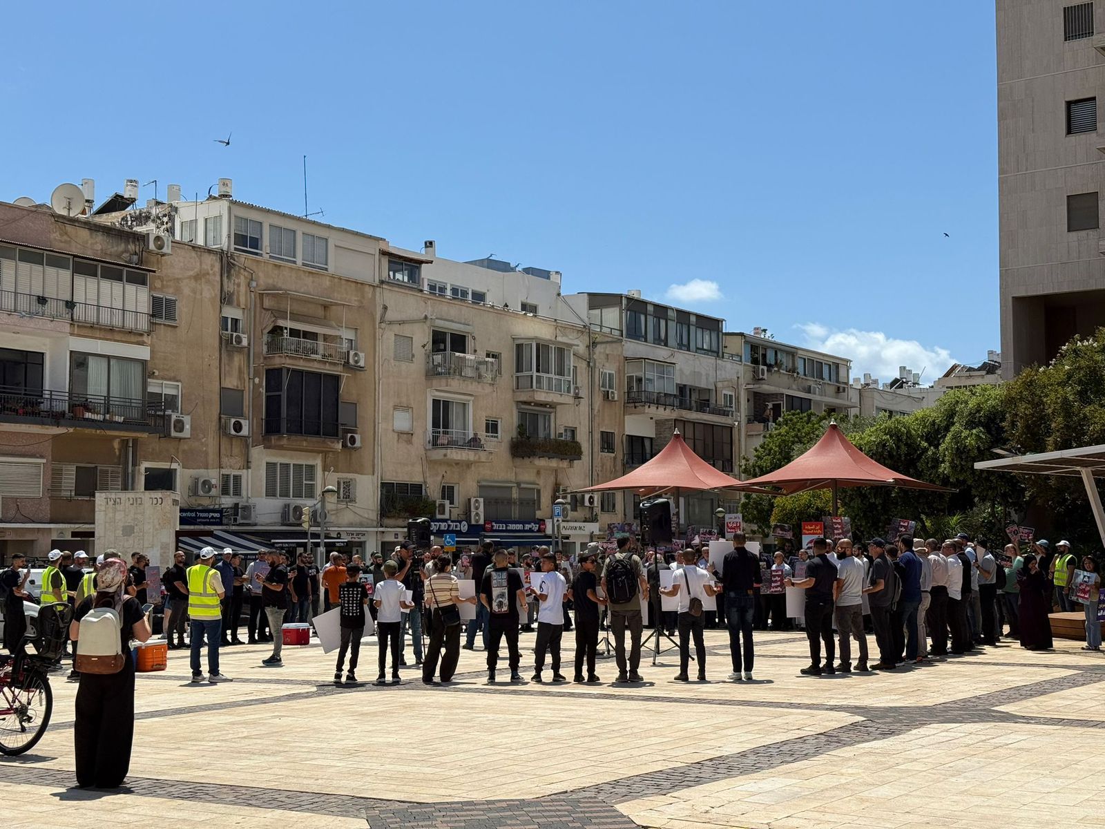 مسرحية هزلية بدعم إخوانى مشبوه.. تجمع أمام السفارة المصرية بتل أبيب للمطالبة بفتح معبر رفح - الخليج الان