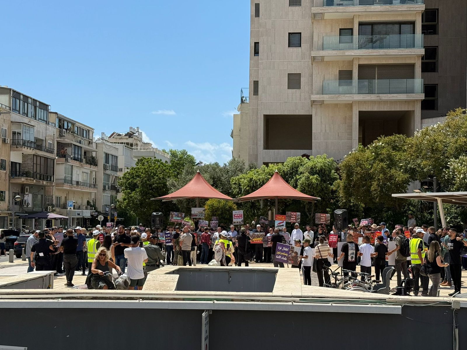 مسرحية هزلية بدعم إخوانى مشبوه.. تجمع أمام السفارة المصرية بتل أبيب للمطالبة بفتح معبر رفح - الخليج الان