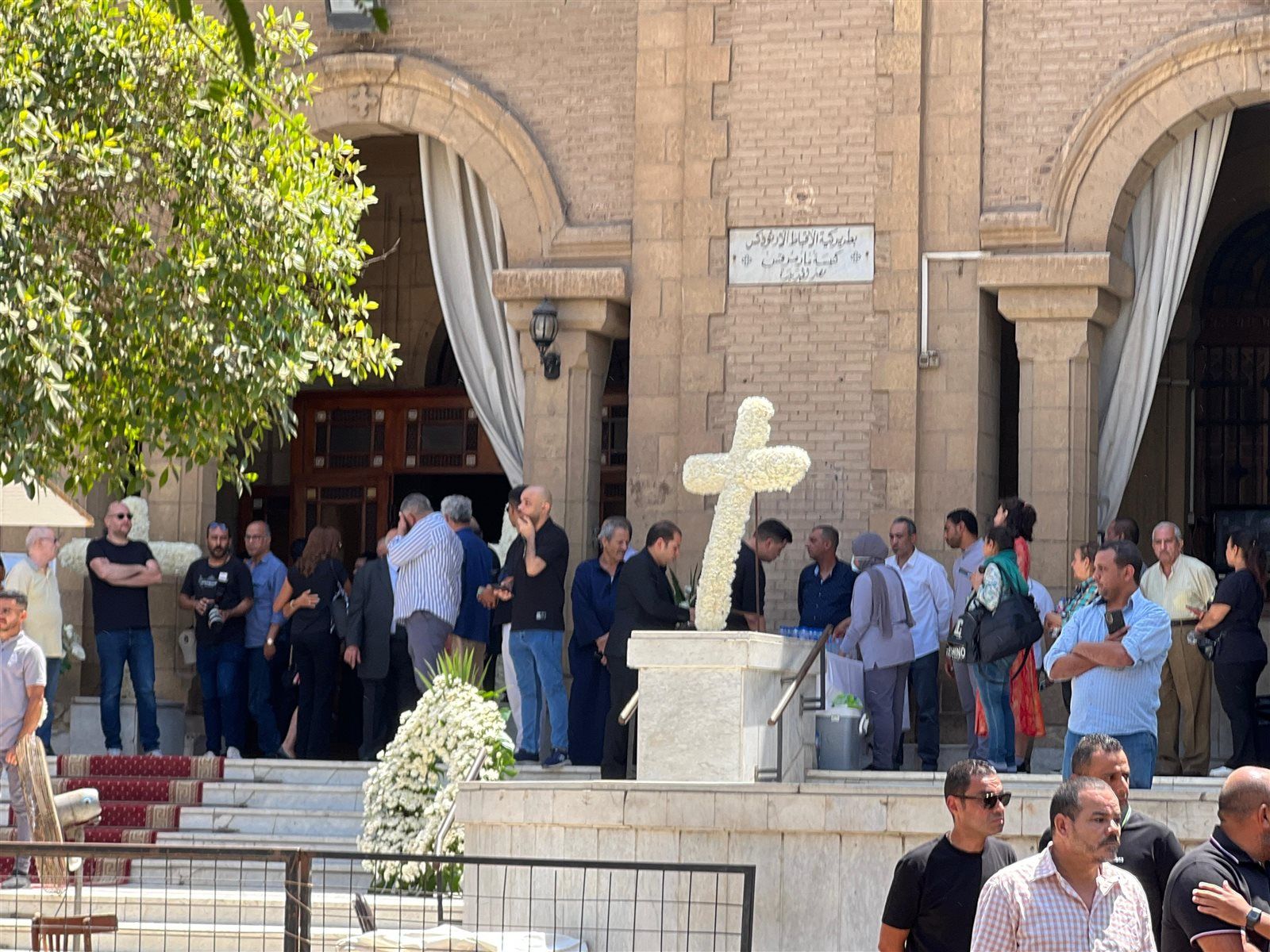 خروج جثمان لطفي لبيب من المستشفى استعدادا لصلاة الجنازة عليه وأسرته تستقبله بالورود - الخليج الان