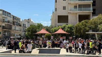 مسرحية هزلية بدعم إخوانى مشبوه.. تجمع أمام السفارة المصرية بتل أبيب للمطالبة بفتح معبر رفح - الخليج الان