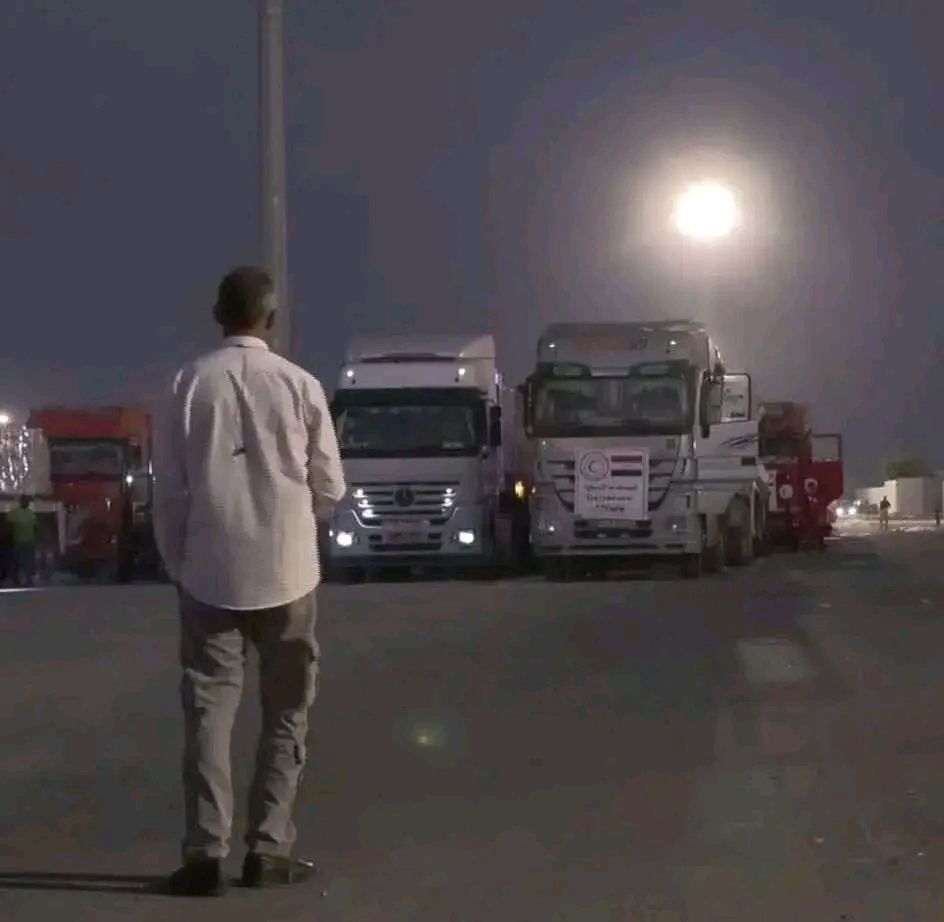 القاهرة الإخبارية: دخول أفواج قافلة المساعدات الإنسانية الخامسة إلى قطاع غزة - فيديو - الخليج الان