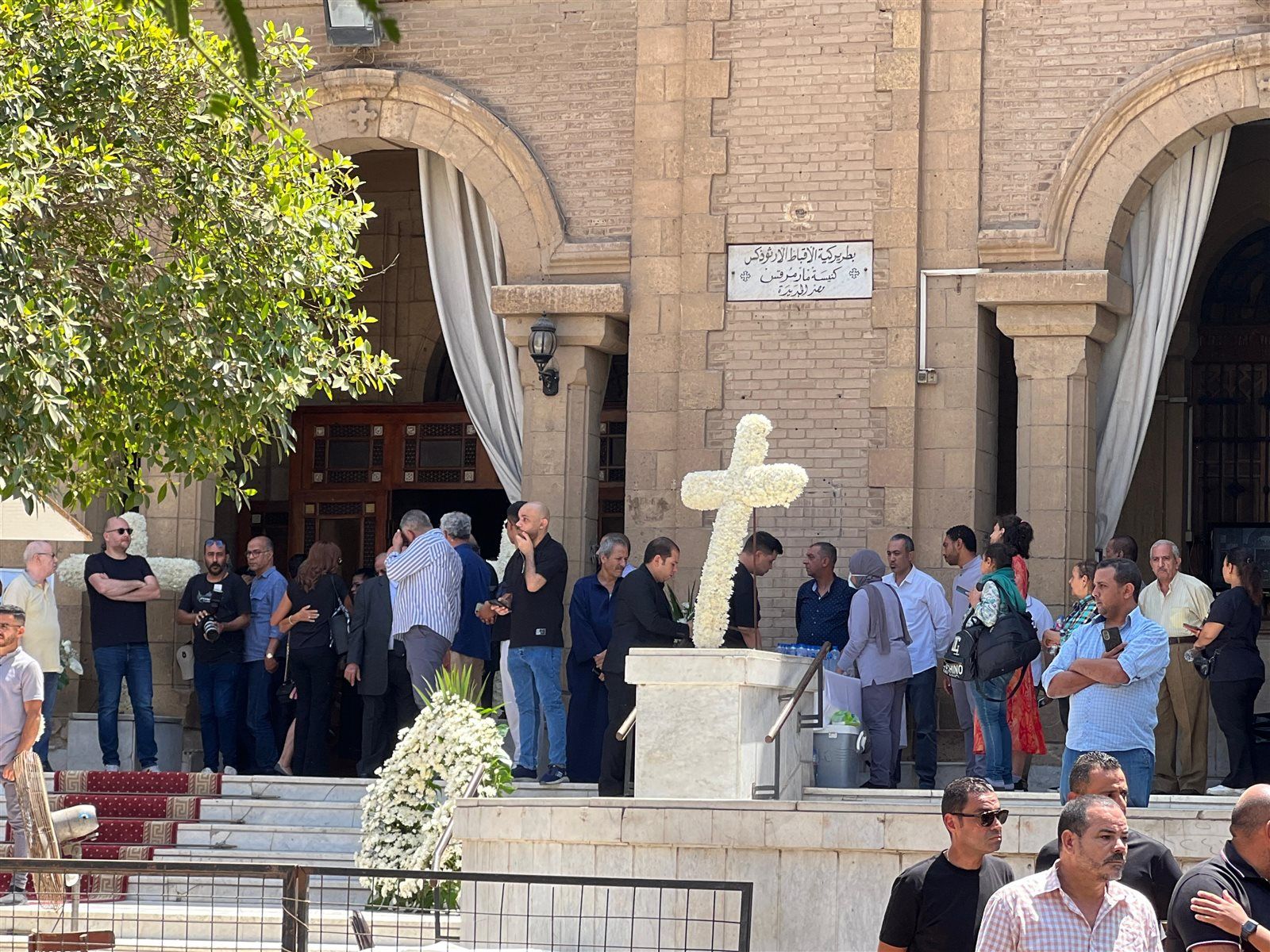 خروج جثمان لطفي لبيب من المستشفى استعدادا لصلاة الجنازة عليه وأسرته تستقبله بالورود - الخليج الان