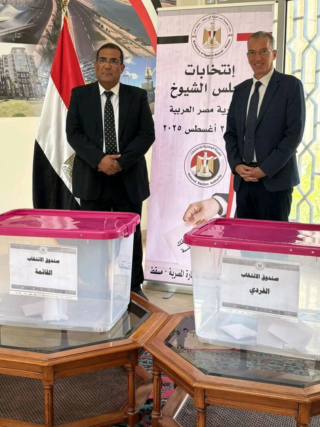 استمرار توافد أبناء الجالية المصرية بسلطنة عمان على السفارة للتصويت في انتخابات مجلس الشيوخ - الخليج الان