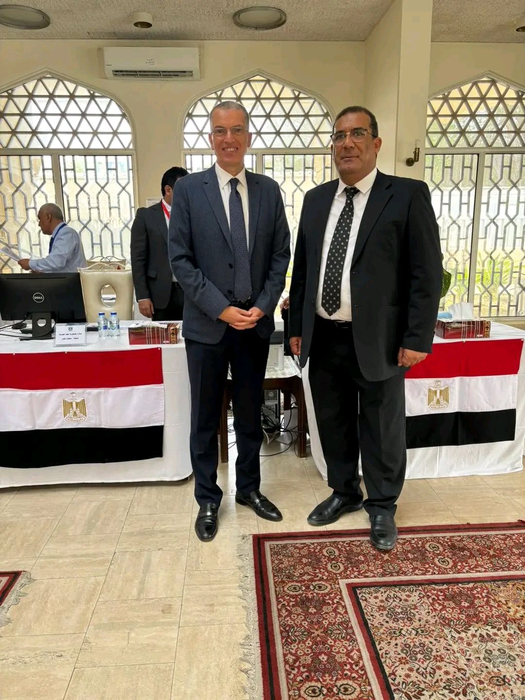 استمرار توافد أبناء الجالية المصرية بسلطنة عمان على السفارة للتصويت في انتخابات مجلس الشيوخ - الخليج الان