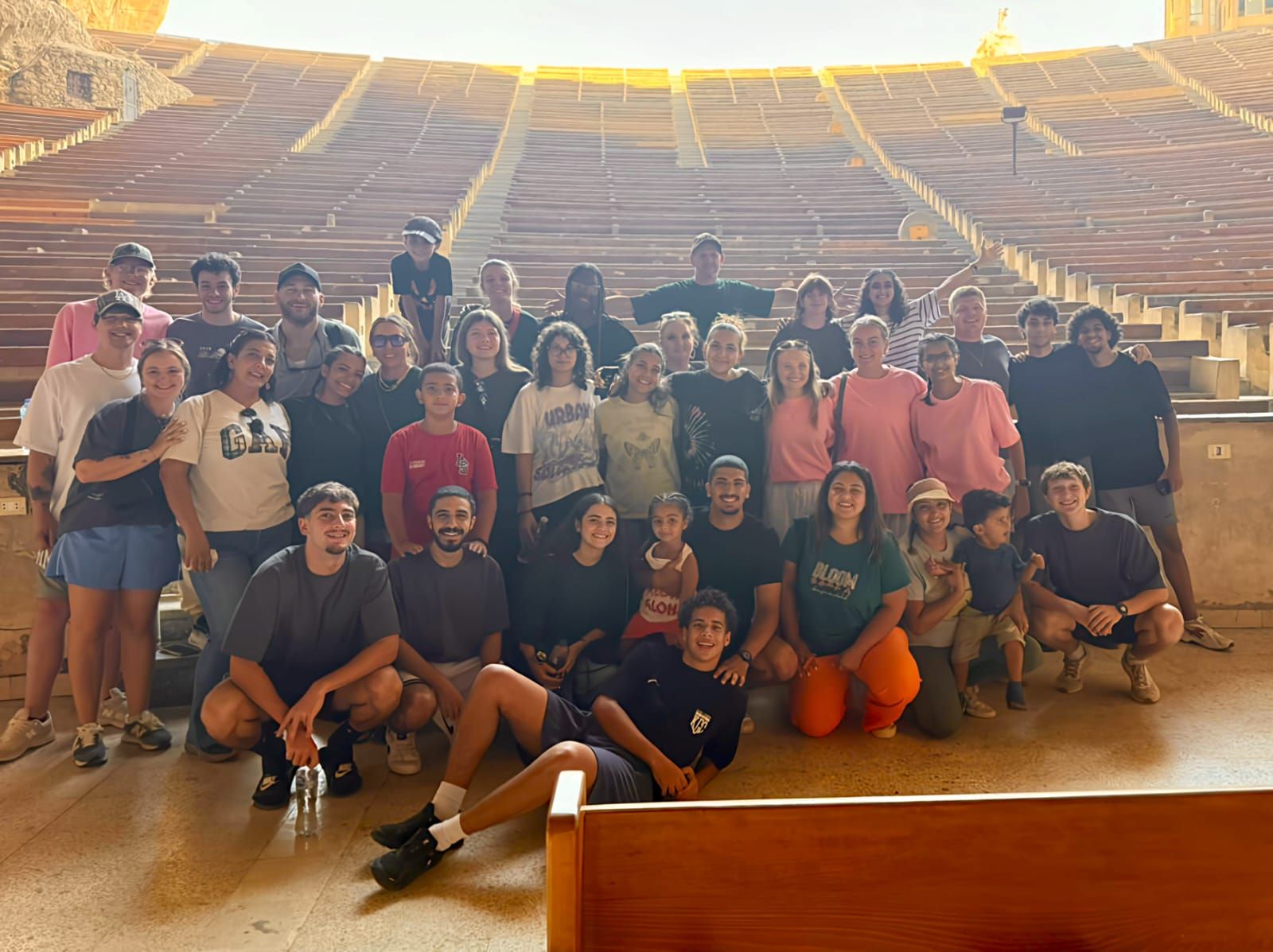 برعاية مؤسسة tC.. وفد من الطلاب الأجانب يختتم زيارته لمصر في رحاب الأهرامات - الخليج الان