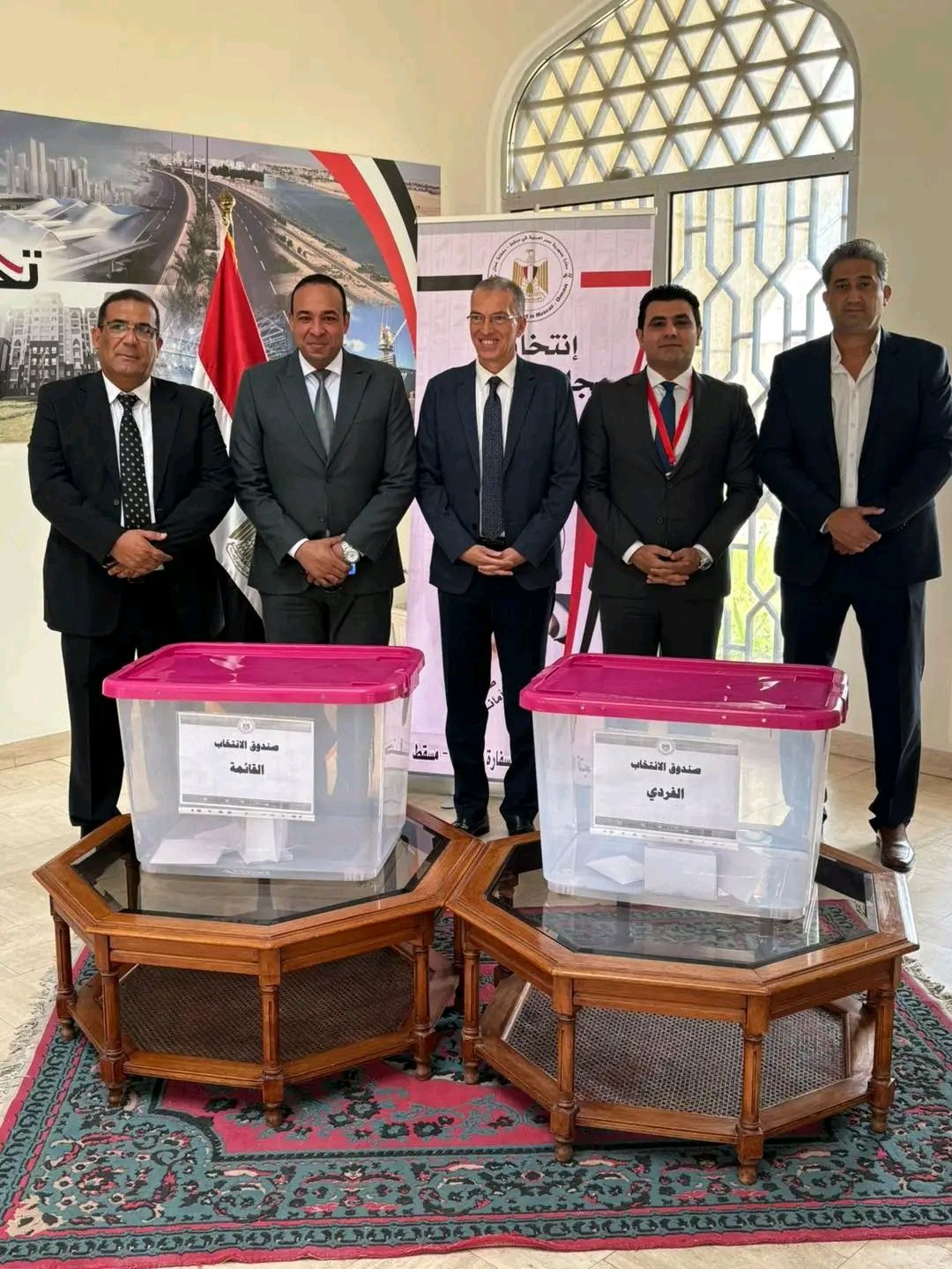 استمرار توافد أبناء الجالية المصرية بسلطنة عمان على السفارة للتصويت في انتخابات مجلس الشيوخ - الخليج الان