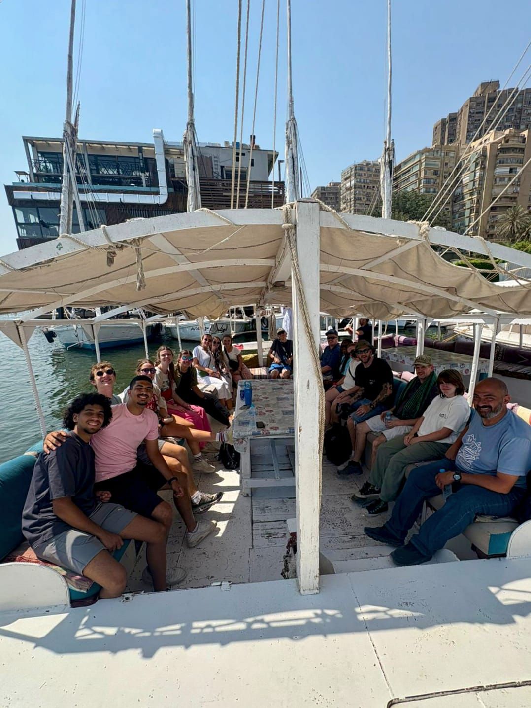 برعاية مؤسسة tC.. وفد من الطلاب الأجانب يختتم زيارته لمصر في رحاب الأهرامات - الخليج الان