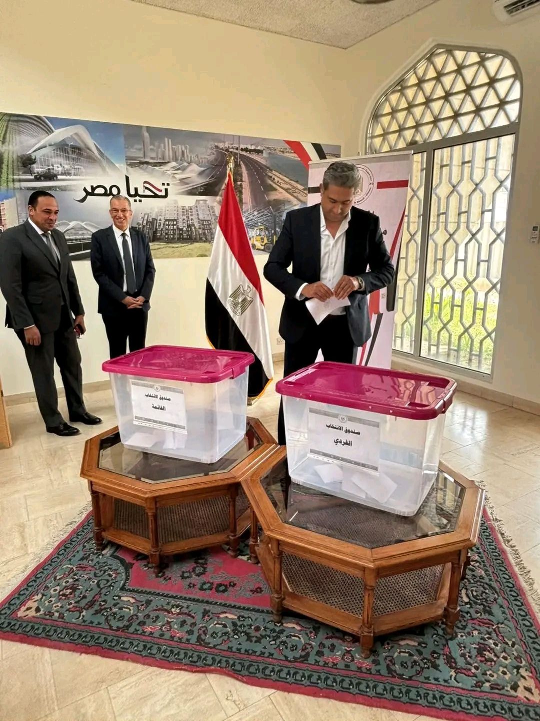 استمرار توافد أبناء الجالية المصرية بسلطنة عمان على السفارة للتصويت في انتخابات مجلس الشيوخ - الخليج الان