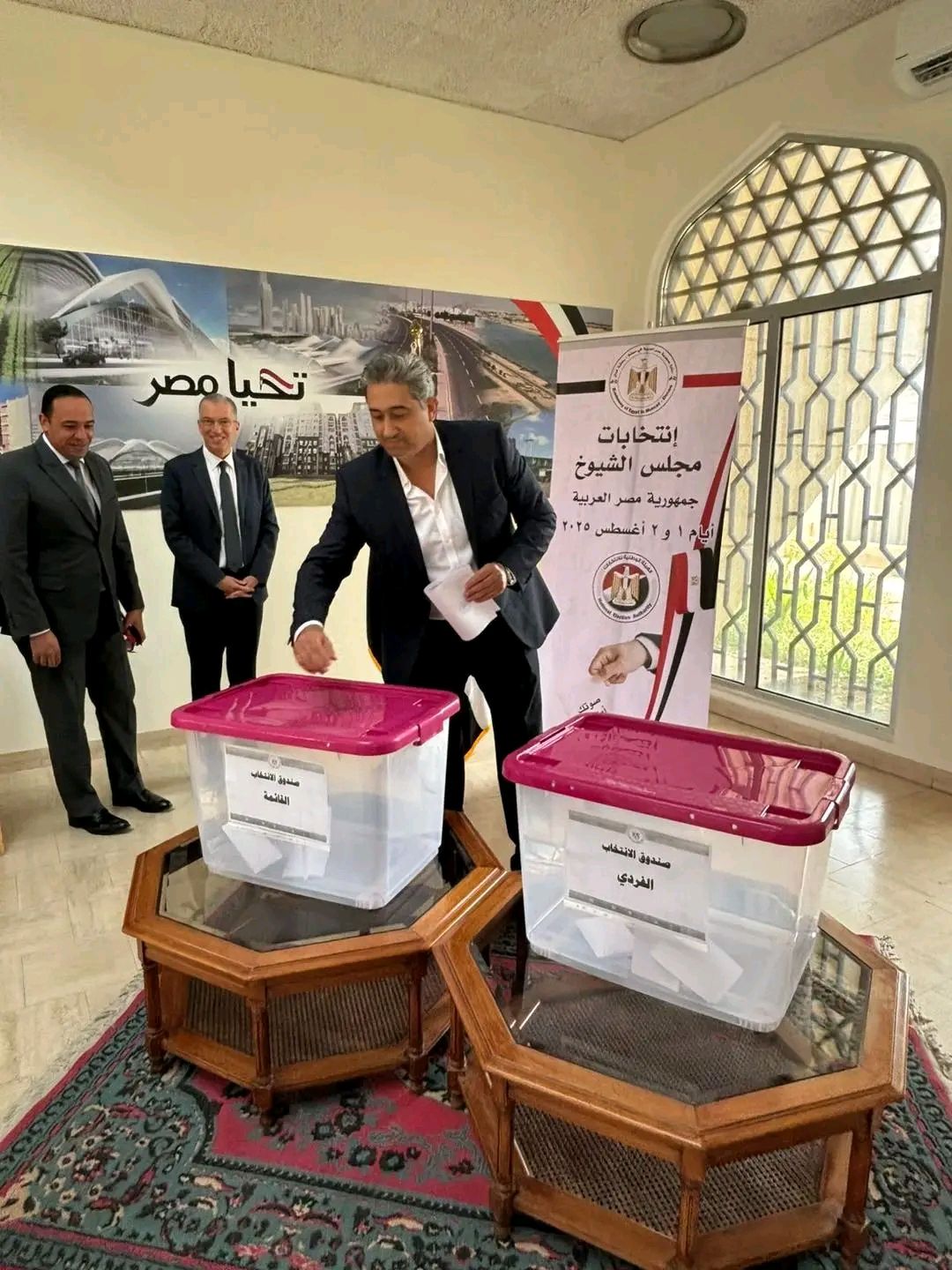 استمرار توافد أبناء الجالية المصرية بسلطنة عمان على السفارة للتصويت في انتخابات مجلس الشيوخ - الخليج الان