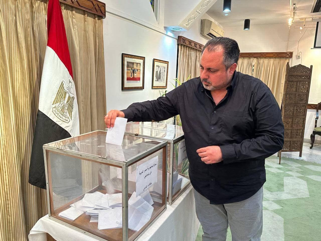 مع اقتراب نهاية اليوم الأول.. استمرار توافد الناخبين على لجان التصويت بلجان الاقتراع في السفارات المصرية بالهند وباكستان وبانجلاديش - الخليج الان