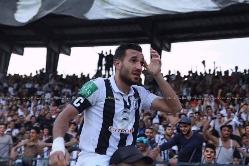 الصفاقسي التونسي يتفق مع علي معلول على العودة بعد نهاية مشواره مع الأهلي - الخليج الان