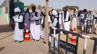 توافد أعداد كبيرة على التصويت في انتخابات مجلس الشيوخ بحلايب وشلاتين - الخليج الان