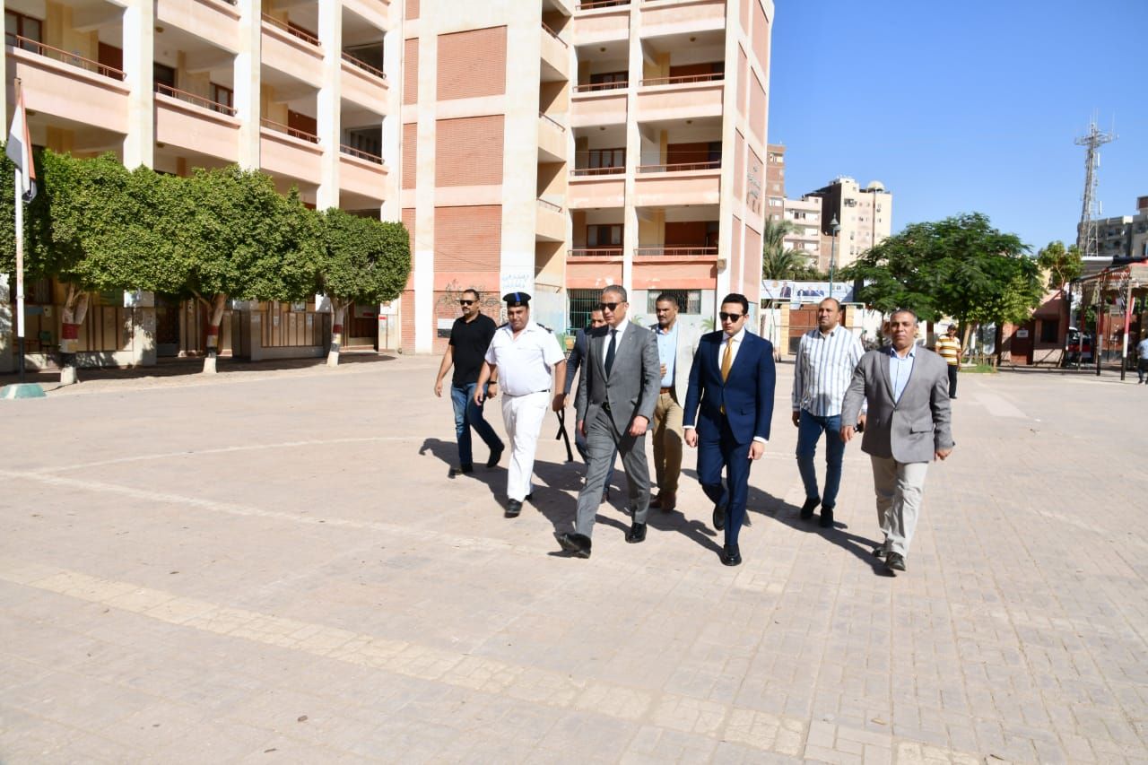 محافظ الفيوم يتفقد عدداً من لجان انتخابات مجلس الشيوخ بمركز ومدينة الفيوم - الخليج الان