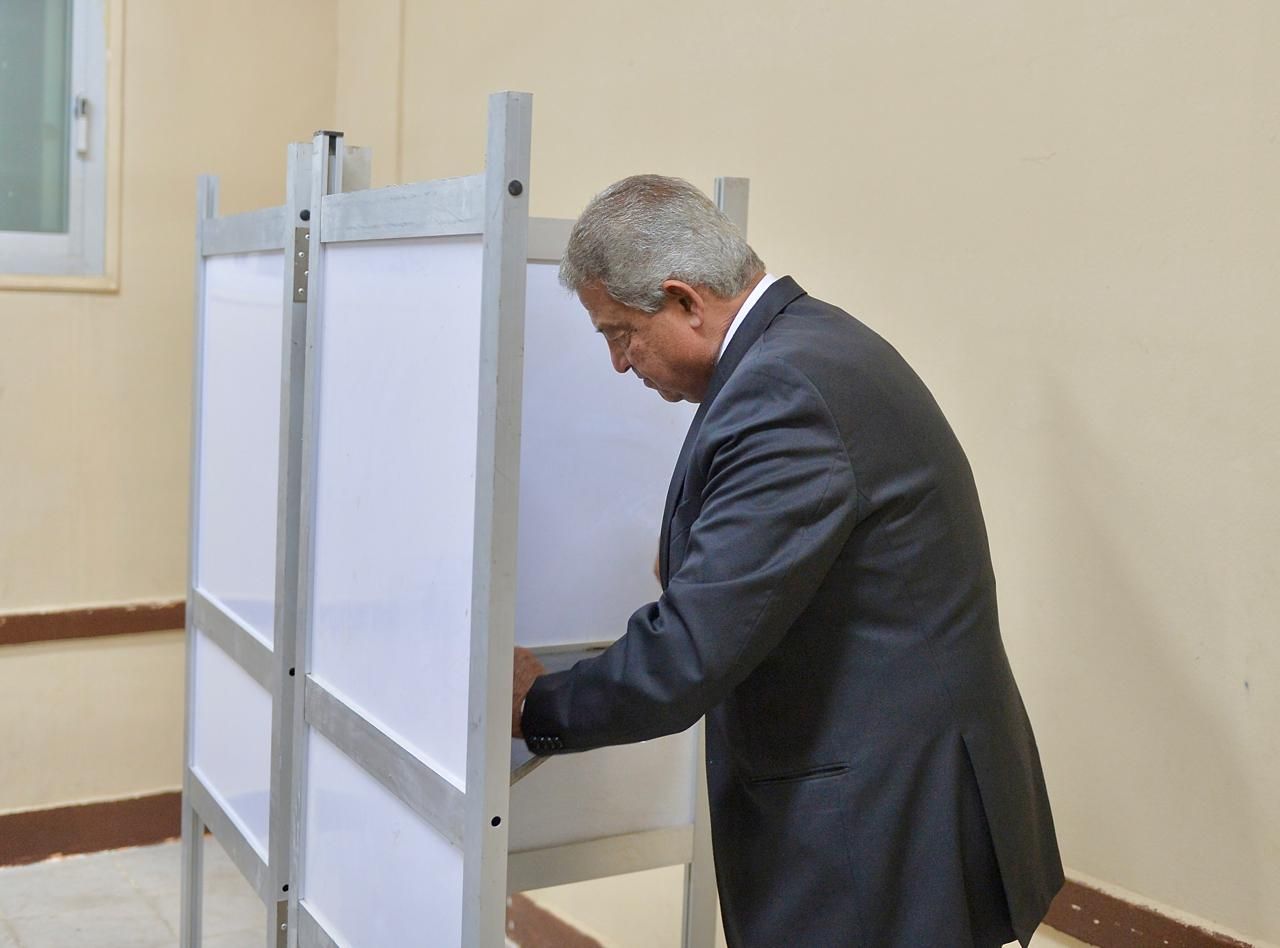 رئيس المجلس الأعلى لتنظيم الإعلام يدلي بصوته في انتخابات مجلس الشيوخ 2025 - الخليج الان