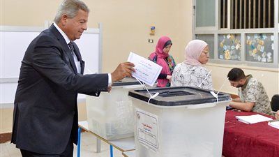 رئيس المجلس الأعلى لتنظيم الإعلام يدلي بصوته في انتخابات مجلس الشيوخ 2025 - الخليج الان