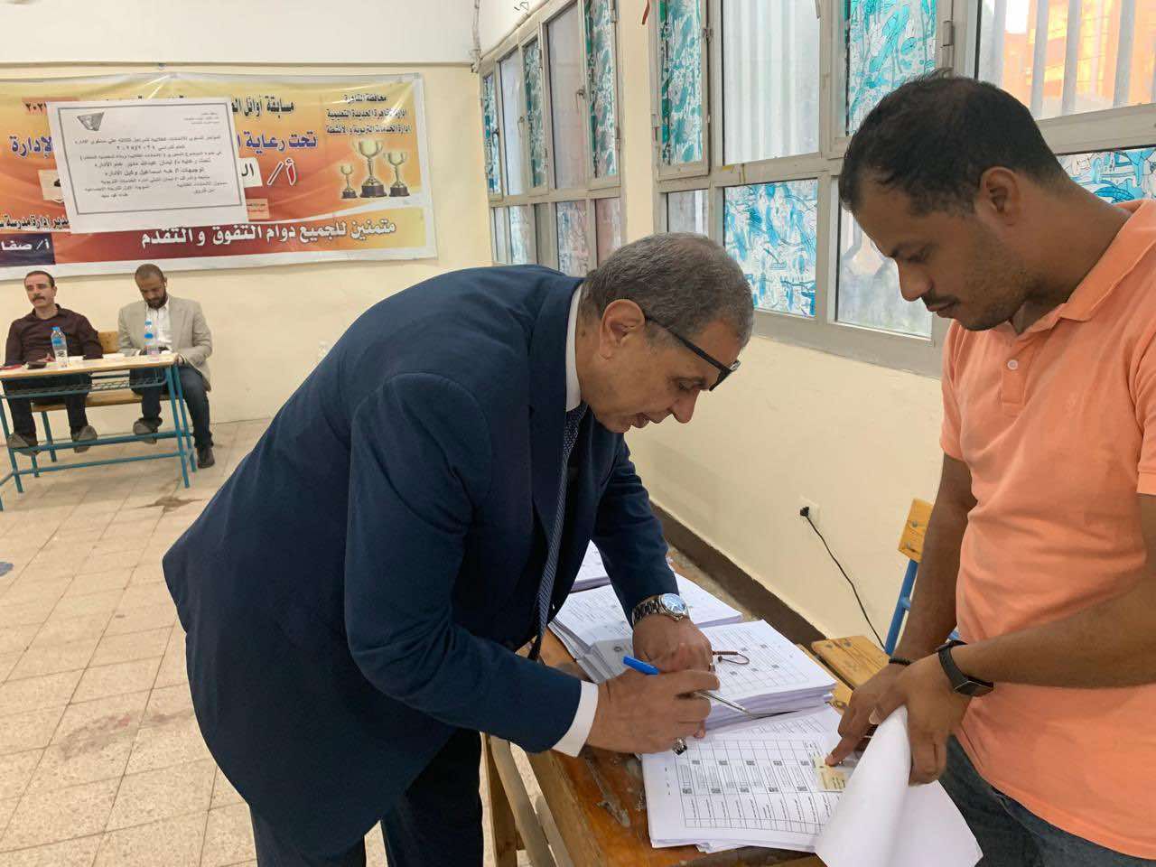 رئيس المجلس الأعلى لتنظيم الإعلام يدلي بصوته في انتخابات مجلس الشيوخ 2025 - الخليج الان