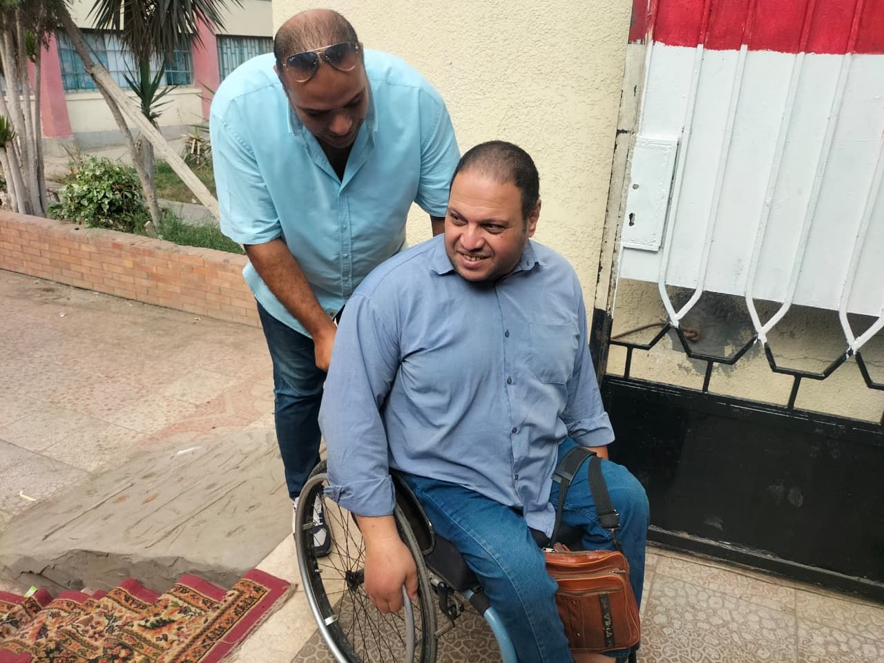 ذوي الهمم في الصفوف الأولى أمام اللجان الانتخابية بالشرقية للمشاركة في انتخابات مجلس الشيوخ - الخليج الان