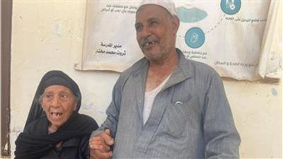 رغم كبر سنها وفقدان بصرها.. معمرة بالفيوم تُدلي بصوتها في انتخابات الشيوخ: "عايزة أفرح ببلدي" - الخليج الان