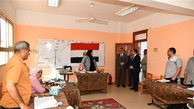 محافظ الفيوم يتفقد عدداً من لجان انتخابات مجلس الشيوخ بمركز ومدينة الفيوم - الخليج الان