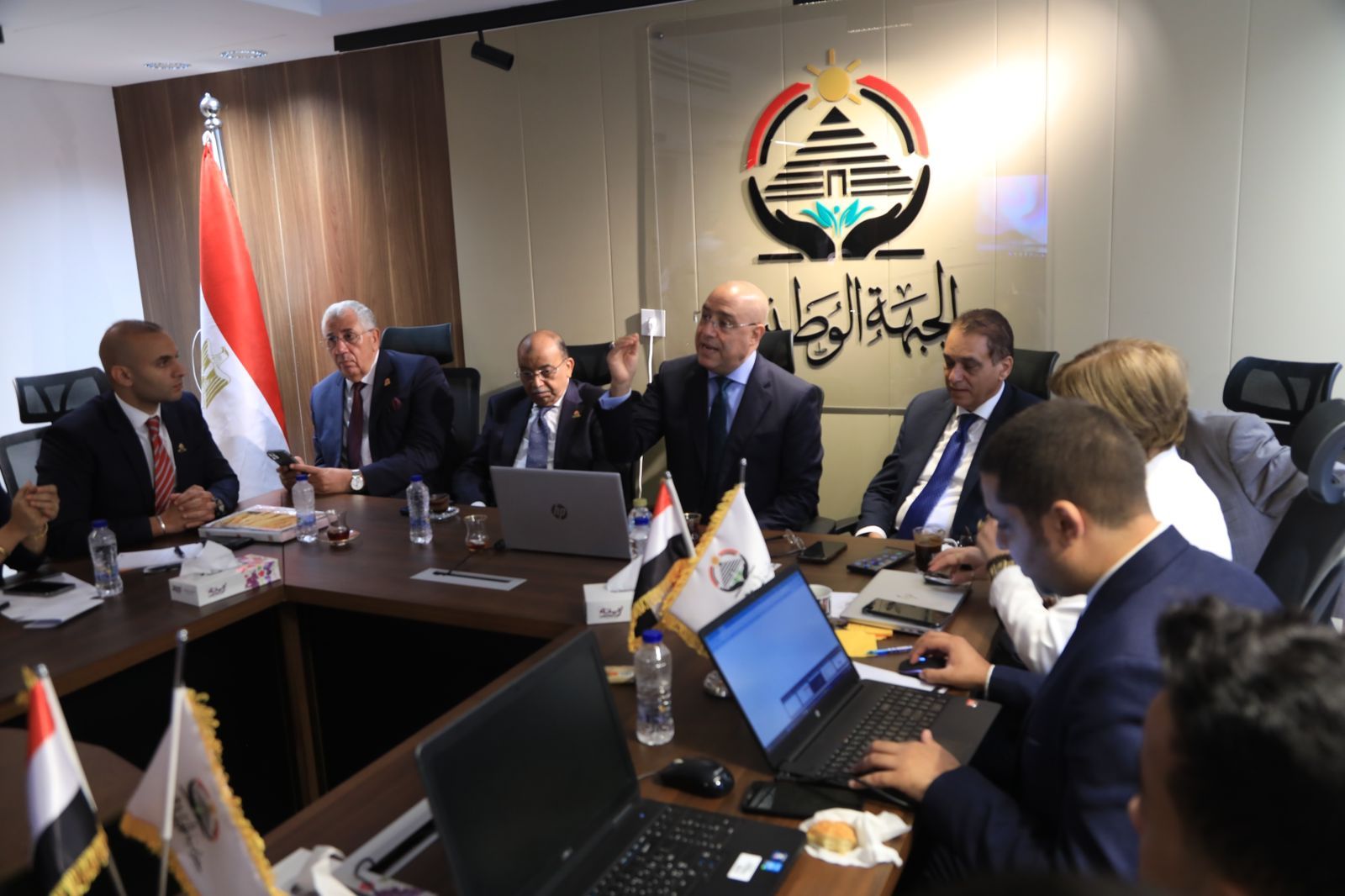 عاصم الجزار يتابع سير العملية الانتخابية من غرفة عمليات "الجبهة الوطنية" في الساعات الأولى للاقتراع - الخليج الان