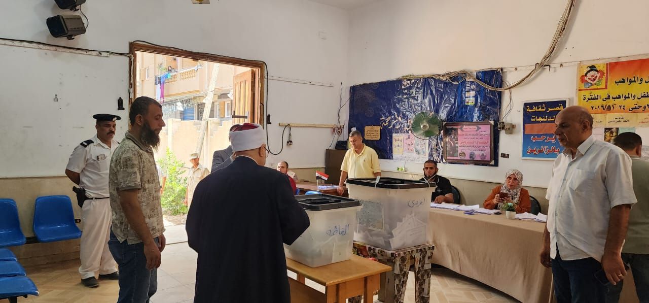 شوقي علام يدلي بصوته في إنتخابات مجلس الشيوخ.. ويؤكد: المشاركة واجب وطني - الخليج الان