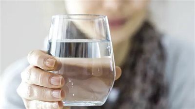 مفاجأة علمية.. شرب الماء أثناء الأكل لا يضر المعدة كما يُشاع - الخليج الان