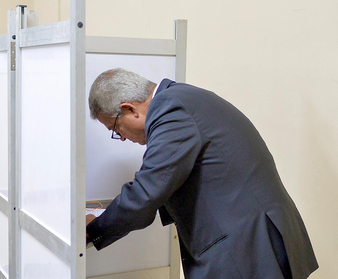 رئيس المجلس الأعلى لتنظيم الإعلام يدلي بصوته في انتخابات مجلس الشيوخ 2025 - الخليج الان