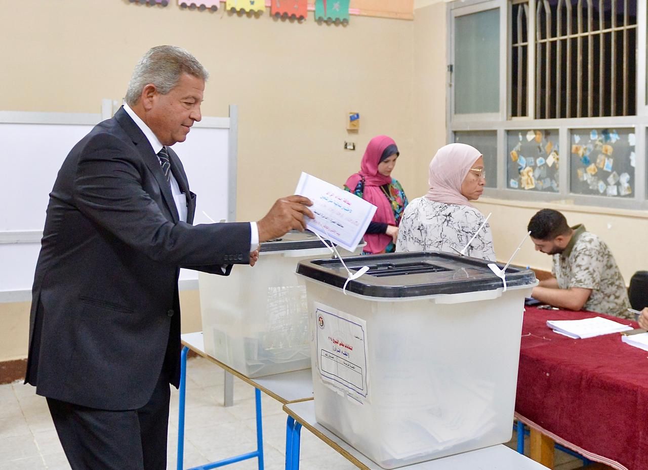 رئيس المجلس الأعلى لتنظيم الإعلام يدلي بصوته في انتخابات مجلس الشيوخ 2025 - الخليج الان