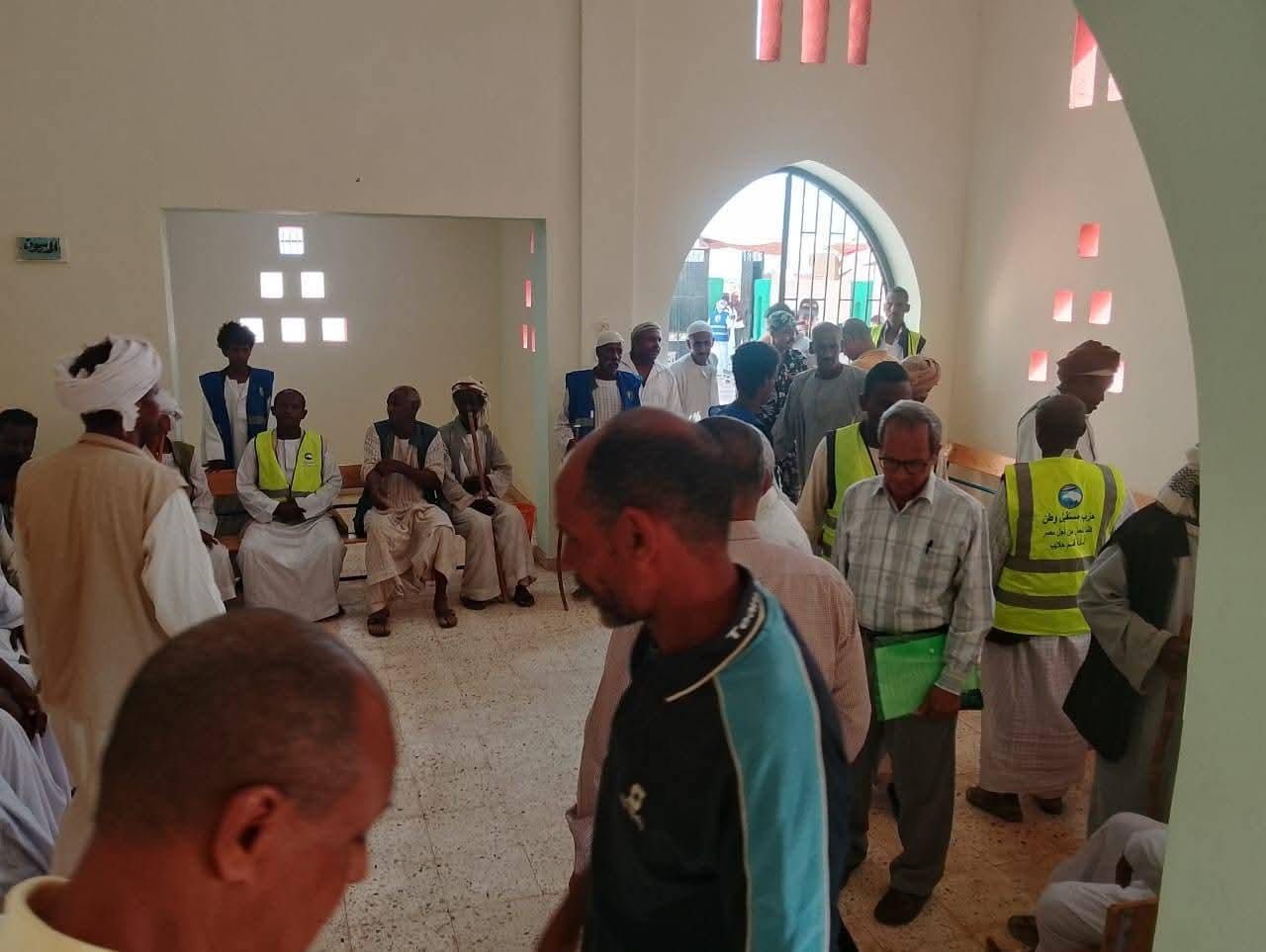 توافد أعداد كبيرة على التصويت في انتخابات مجلس الشيوخ بحلايب وشلاتين - الخليج الان