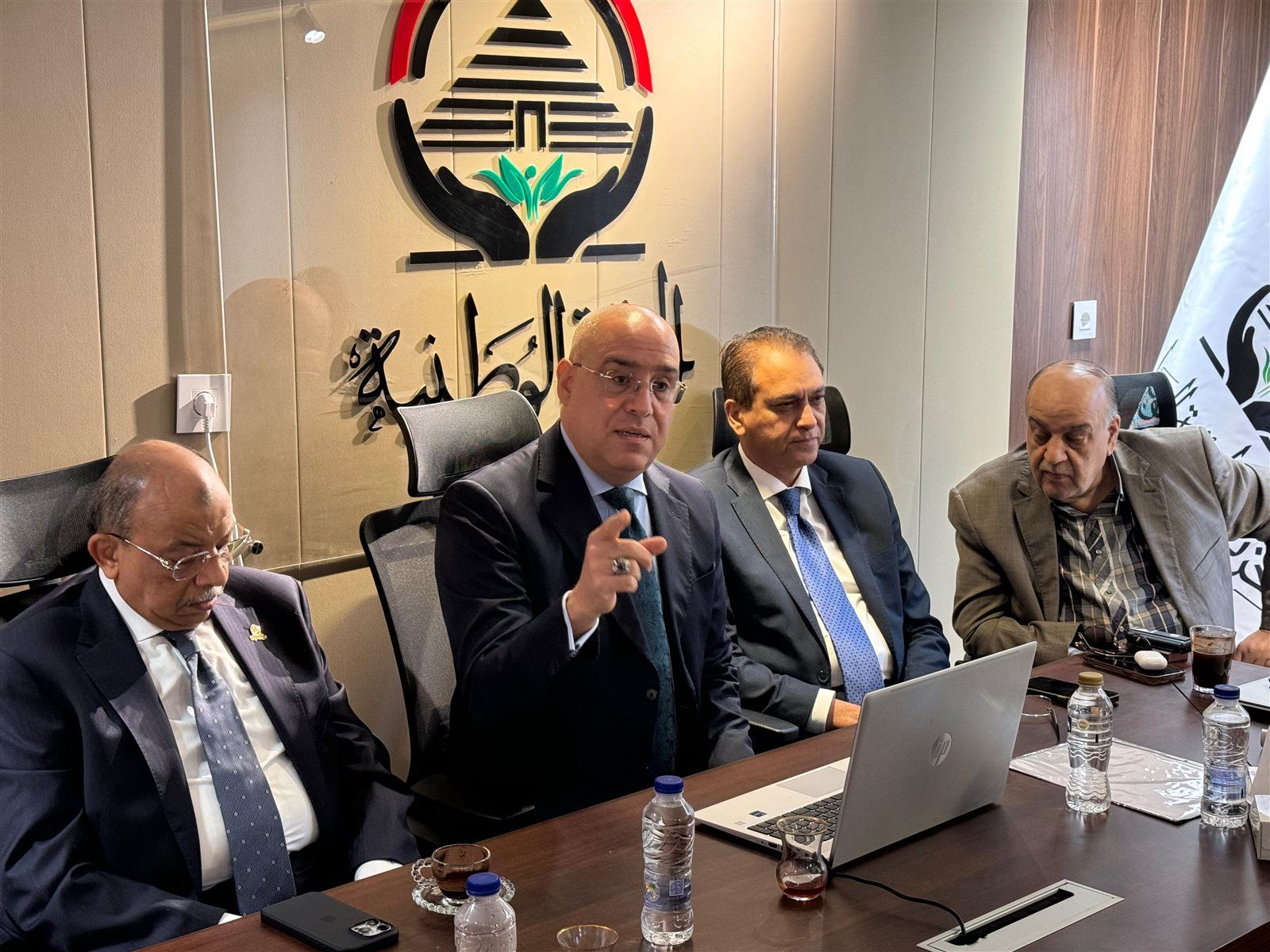 عاصم الجزار يتابع سير العملية الانتخابية من غرفة عمليات "الجبهة الوطنية" في الساعات الأولى للاقتراع - الخليج الان