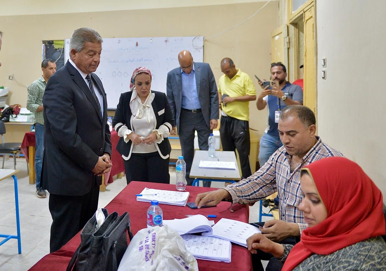 رئيس المجلس الأعلى لتنظيم الإعلام يدلي بصوته في انتخابات مجلس الشيوخ 2025 - الخليج الان