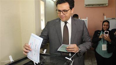 الدكتور أحمد فؤاد هنو يدلي بصوته من لجنة الهيئة العامة للتنمية الزراعية بالدقي - الخليج الان