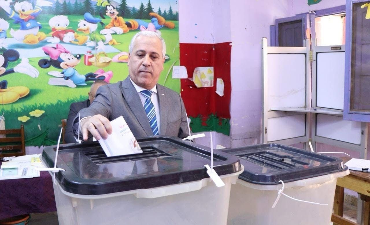 رئيس الهيئة الوطنية للصحافة يدلي بصوته في انتخابات الشيوخ 2025 - الخليج الان