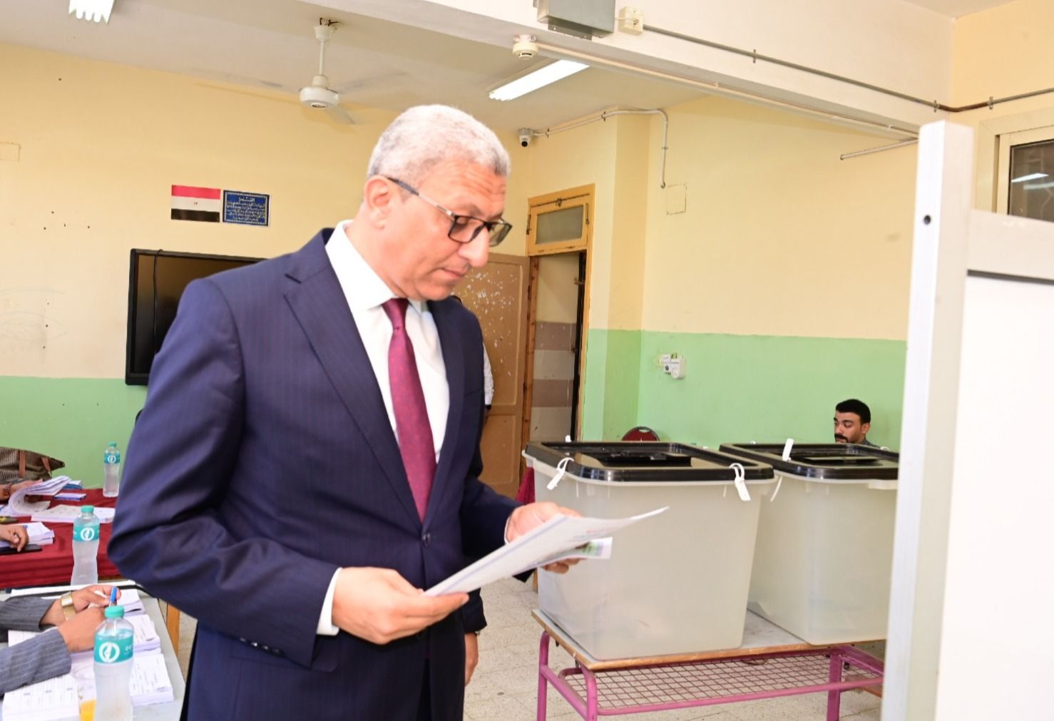 وكيل أول مجلس النواب يدلي بصوته في انتخابات مجلس الشيوخ - الخليج الان