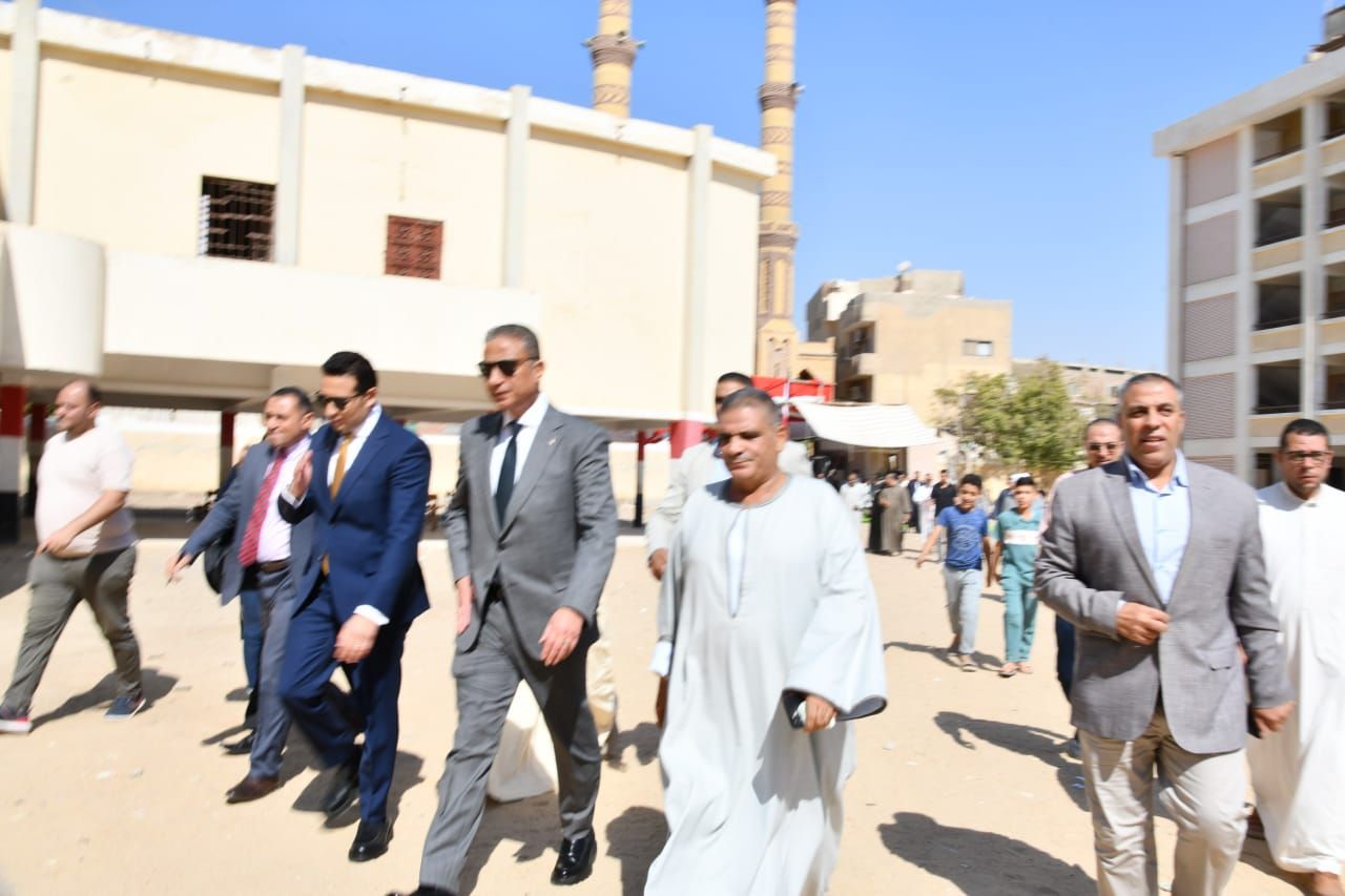 محافظ الفيوم يتفقد عدداً من لجان انتخابات مجلس الشيوخ بمركز ومدينة الفيوم - الخليج الان