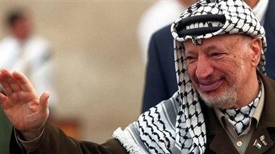 «عرفات الرمز الذي مات واقفًا».. حكاية زعيم حمل فلسطين على كتفيه وأبى أن يسقط إلا شامخًا - الخليج الان